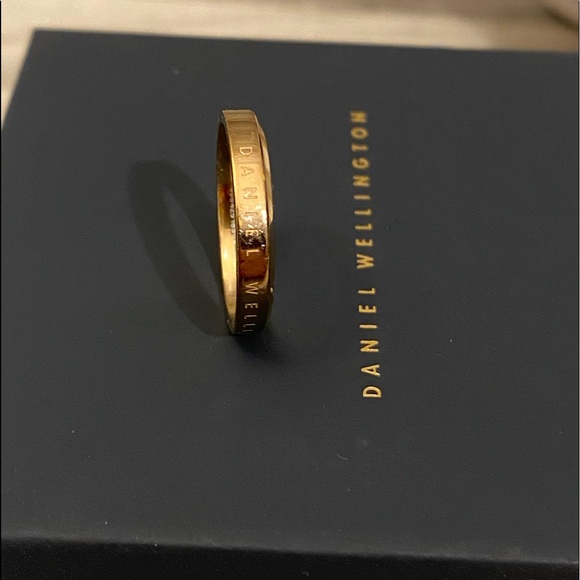 Daniel Wellington Classic Ring in Rose Gold - Picture 8 of 14